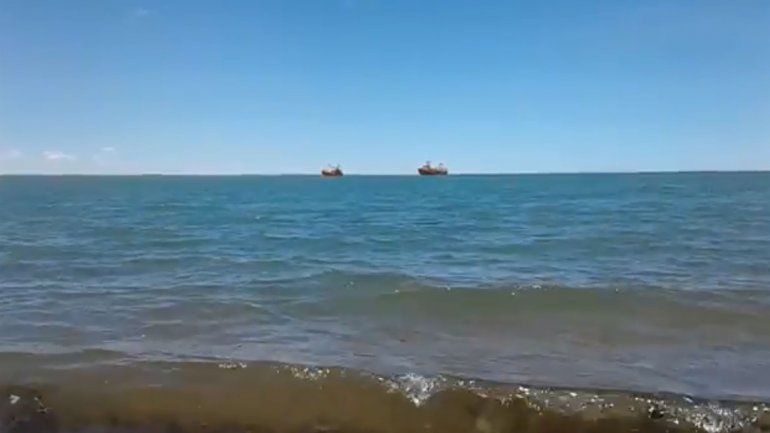 Un barco pesquero remolcó a otro hasta el muelle de San Antonio Oeste