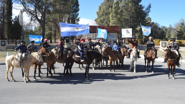 Las calles de un pueblo de Neuquén se llenaron de tradición y patria