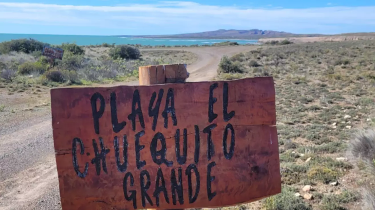 El acceso a la playa El Chuquito Grande, en Camarones, Chubut. El acceso a la playa El Chuquito Grande, en Camarones, Chubut. 