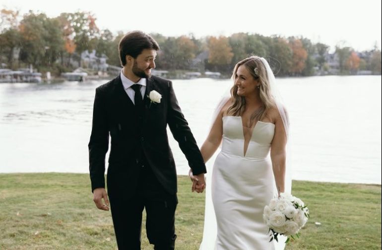 La pareja se conoció en la secundaria y se casó más de 15 años después, en 2024. La pareja se conoció en la secundaria y se casó más de 15 años después, en 2024.