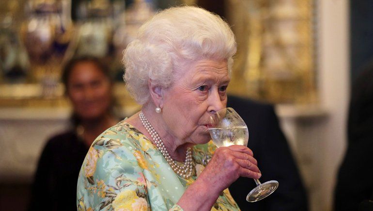 Chau vicios: a la Reina Isabel II le prohíben el alcohol
