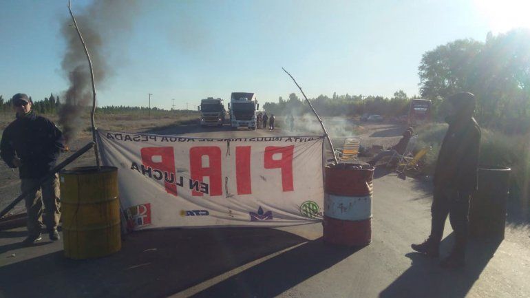 Conflicto en la PIAP: los trabajadores siguen en la Ruta 22 y mantuvieron el corte toda la noche