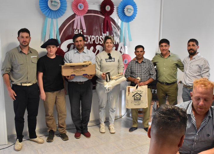 Entre los que recibieron premio, los representantes de la cabaña Pelahuencó, de Shirley Filkelstein, de Loncopué. Entre los que recibieron premio, los representantes de la cabaña Pelahuencó, de Shirley Filkelstein, de Loncopué.