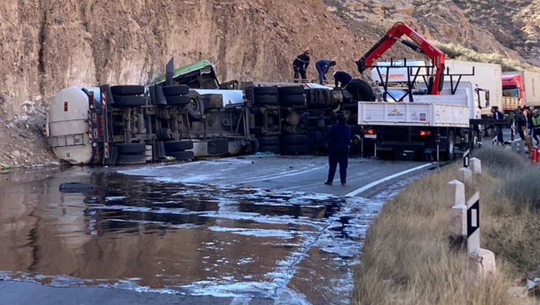 Cerraron el paso Cristo Redentor por choque fatal entre dos camiones