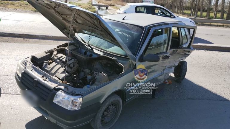 Una mujer que viajaba en el asiento trasero del Fiat Uno sufrió la fractura de dos costillas. Una mujer que viajaba en el asiento trasero del Fiat Uno sufrió la fractura de dos costillas.