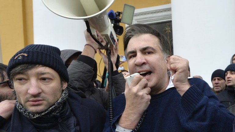 Mijail Saashvili fue sacado desde dentro del patrullero por la gente.