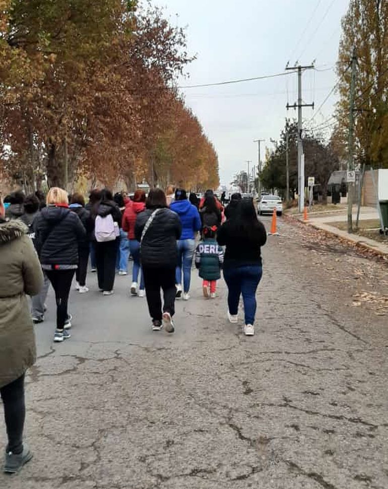 Los vecinos se movilizaron para pedir justicia por la niña de 10 años hallada muerta en su casa. Los vecinos se movilizaron para pedir justicia por la niña de 10 años hallada muerta en su casa.