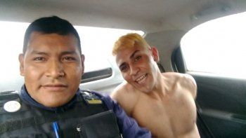 insolito: sancionaron a un policia por sacarse una selfie con un detenido