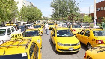 Decenas de vehículos irrumpieron en las calles del centro. En el Deliberante, los taxistas presionaron para conseguir que den marcha atrás con una norma. Decenas de vehículos irrumpieron en las calles del centro. En el Deliberante, los taxistas presionaron para conseguir que den marcha atrás con una norma.