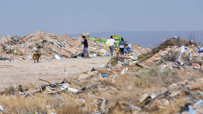 En el lugar arrojan todo tipo de desperdicios.
