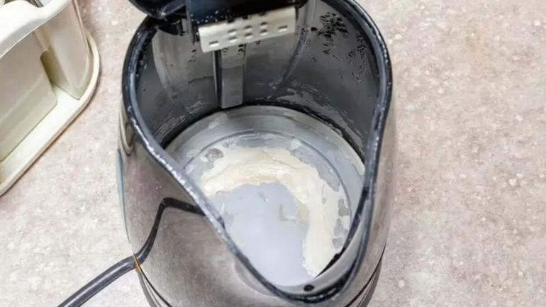 La pava eléctrica puede acumular sarro con el uso diario y afectar tanto el sabor del agua como el funcionamiento del aparato.