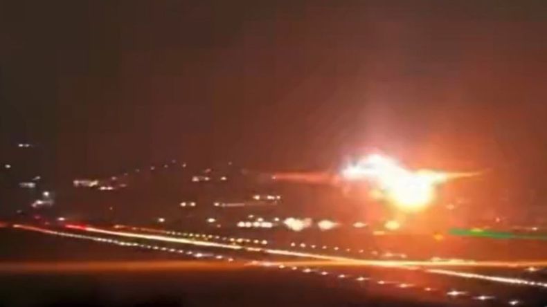 La aeronave aterrizó de emergencia sin heridos y los pasajeros fueron trasladados de forma segura a la terminal. | LM Neuquen La aeronave aterrizó de emergencia sin heridos y los pasajeros fueron trasladados de forma segura a la terminal.