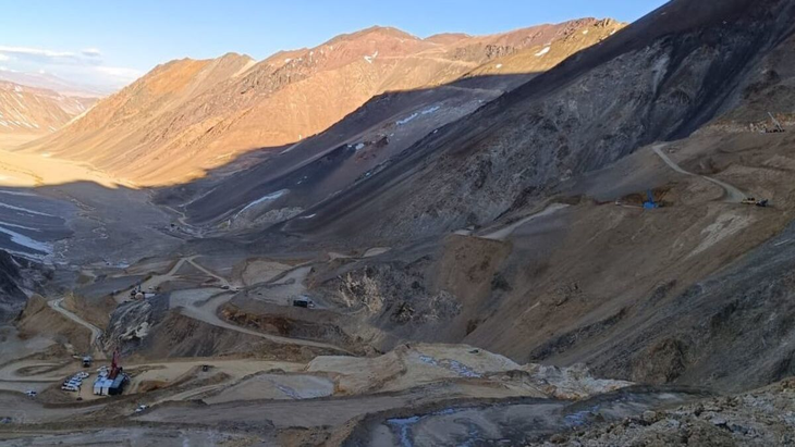 Los proyectos de cobre suman el desafío logístico de llevar agua hasta la alta montaña. Los proyectos de cobre suman el desafío logístico de llevar agua hasta la alta montaña.