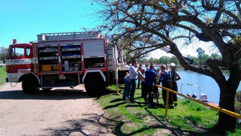 A pesar de que al menos dos personas se tiraron al agua para tratar de ayudarlos
