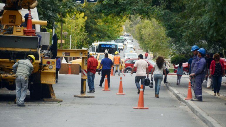 Trabajadores municipales y estatales protestaron en pleno centro y bloquearon varias calles. Los automovilistas debieron armarse de paciencia para poder transitar. La circulación fue muy lenta.