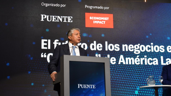 Rolando Figueroa en el encuentro de The Economist