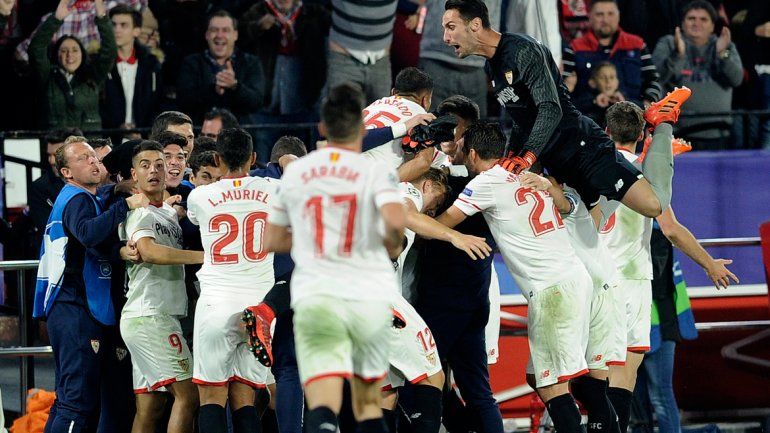 Pizarro le dio un empate a Sevilla ante Liverpool por la Champions