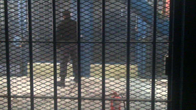 Amenaza con cortarse una oreja y un dedo para que lo extraditen a Chile