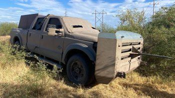 Un camioneta blindada que llevaba una ametralladora en la caja.