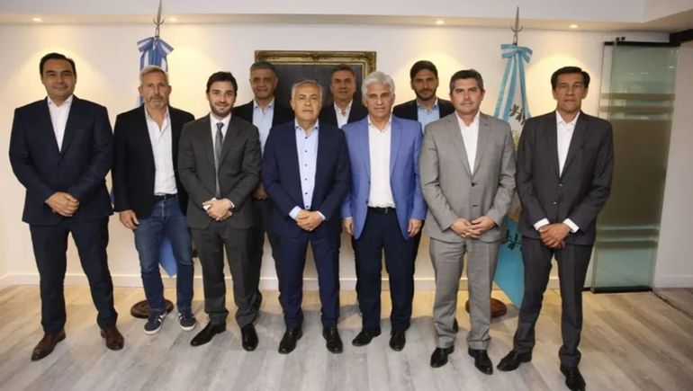 Los gobernadores de Juntos por el Cambio se reunieron con Guillermo Francos y Luis Caputo. Los gobernadores de Juntos por el Cambio se reunieron con Guillermo Francos y Luis Caputo.