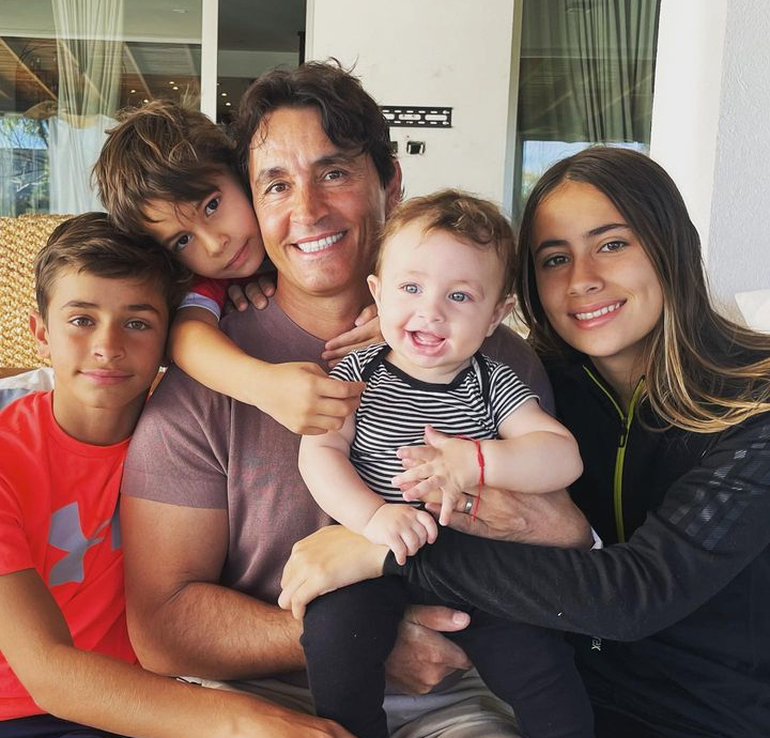 Sebastián Estevanez junto a sus hijos Benicio, Francesca, Valentino y Faustino.