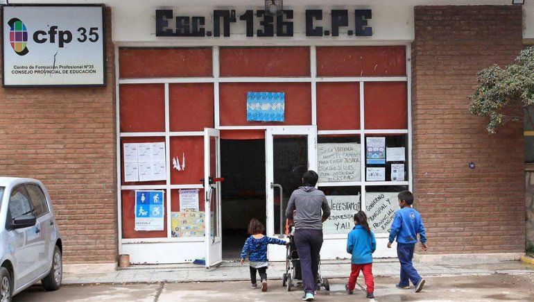 Escuela 136: el retorno a clases entre esperanzas y contención tras el violento desalojo