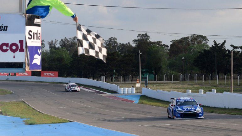 Bernardo Llaver se quedó con la carrera clasificatoria del Súper TC2000.