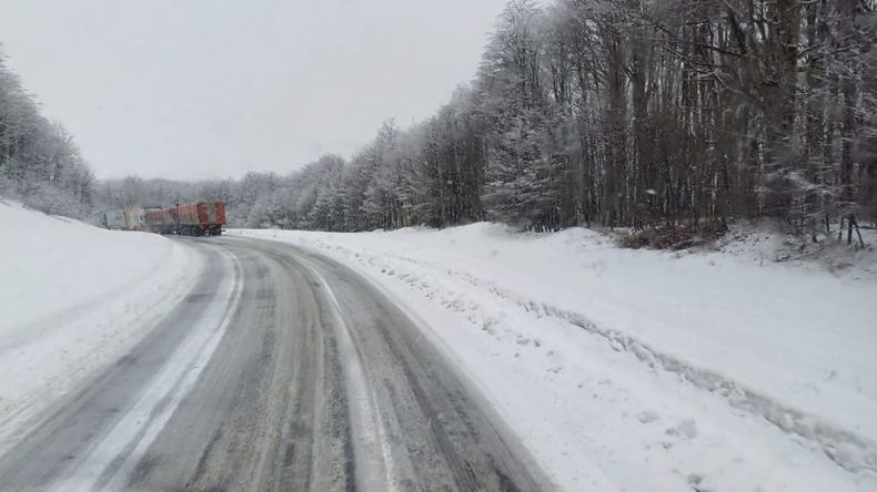 El temporal complicó las rutas de Neuquén: hay cortes totales en la Ruta 40 y piden evitar viajar | LM Neuquen El temporal complicó las rutas de Neuquén: hay cortes totales en la Ruta 40 y piden evitar viajar