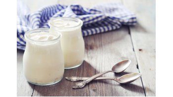 Consumir tan solo 100 g diarios de yogur tiene potencial para mejorar la dieta.
