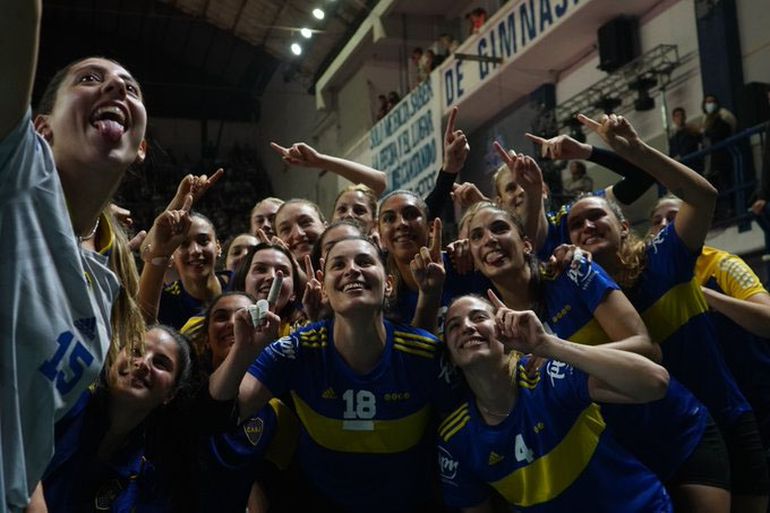 La neuquina Candela Díaz, con la casaca cuatro festeja el título de Las Guerreras.