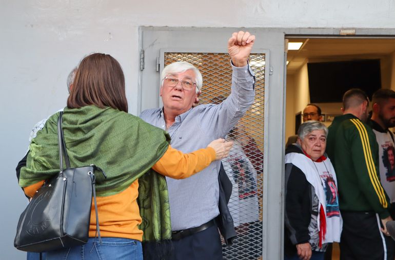 Aplausos y lágrimas: así recibieron a la familia de Facundo tras el veredicto