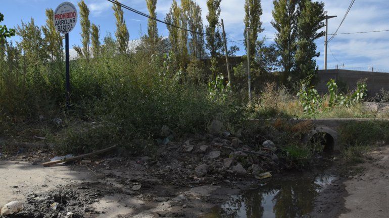 Los desbordes cloacales afectan severamente a los vecinos del oeste. El gobierno provincial estima que el problema se solucionará definitivamente.