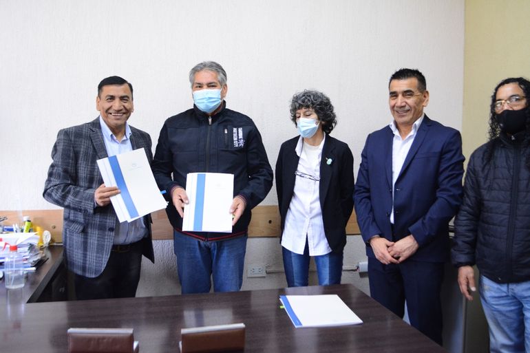 El intendente de Cutral Co, José Rioseco, con representantes de ATE en la ciudad.