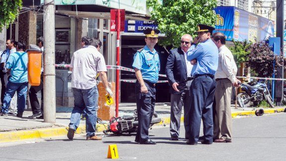 El jefe de la Policía, Raúl Liria, de saco, llegó hasta la zona del tiroteo por la conmoción que se generó. Criminalística realizó el peritaje y levantó las vainas sobre Alcorta al 100.
