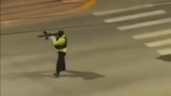 La foto del agente con un arma larga en Ushuaia generó preocupación en las redes sociales: más tarde se conoció el video y se supo que se trataba de un rifle de paintball.