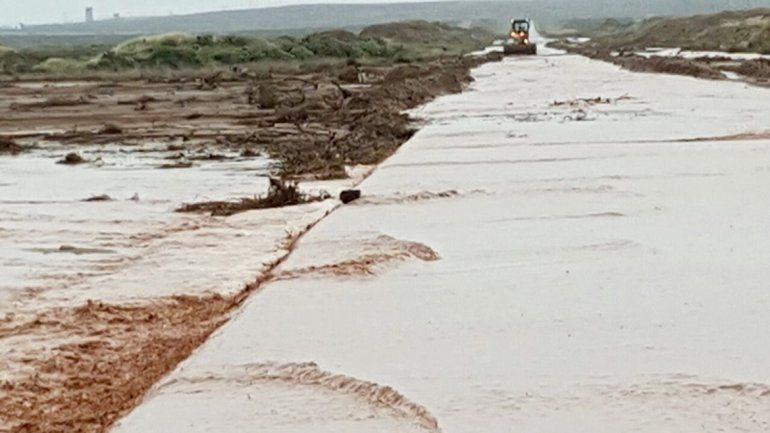 Una máquina trabajando en la Ruta 22 (Cutral Co al Instante).