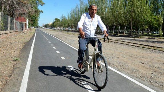 {alttext(,Como Shakira y Carlos Vives: Pechi celebró en las redes el #DíaMundialDeLaBicicleta)}