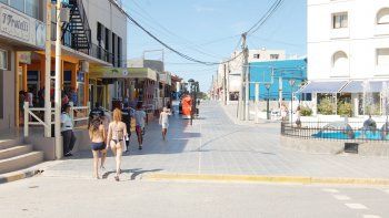 En la peatonal y en la playa, la oferta de comida es amplia y los precios variados.