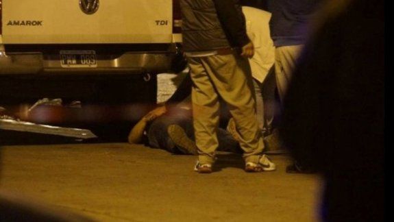 El hecho ocurrió en una panadería de Isidro Casanova, en el oeste del conurbano. El asesino quedó detenido.