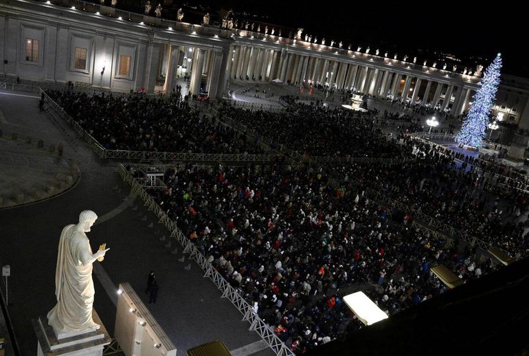 Miles de fieles de todo el mundo se congregaron en la Basílica de San Pedro para la apertura de la Puerta Santa y la Misa de Gallo presidida por el Papa Francisco.