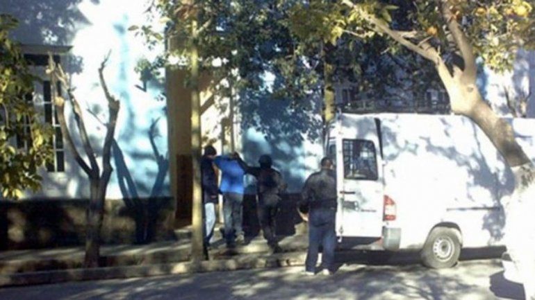 El traslado del violador tras su detención en Catamarca.