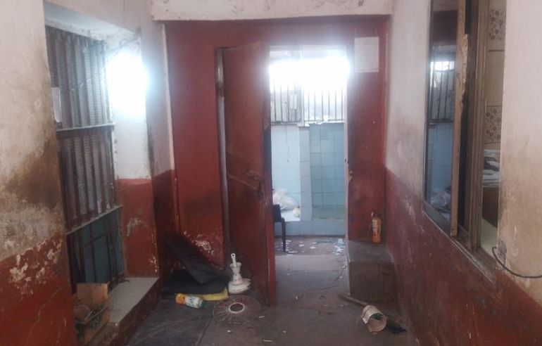 Los presos sorprendieron a los guardias mientras los evacuaban después de una serie de terremotos leves en Pakistán. Los presos sorprendieron a los guardias mientras los evacuaban después de una serie de terremotos leves en Pakistán.