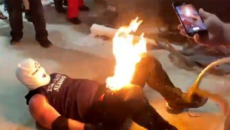 Video: un luchador sufrió graves quemaduras al fallar un truco