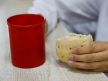 Acusan a un director de escuela de desviar fondos del comedor: ¿pollo y empanadas para la merienda? (foto ilustrativa).