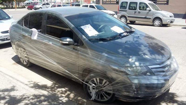 El auto terminó envuelto en papel film.