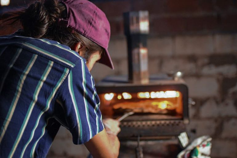 Beto en acción, rotando una pizza a altas temperaturas. Beto en acción, rotando una pizza a altas temperaturas.