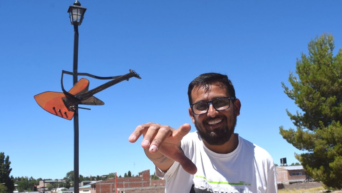 Marcelo Parra y las farolas artísticas de chatarra reciclada que iluminan Zapala