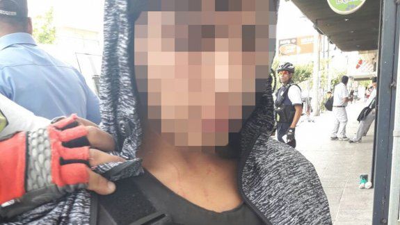 El joven de 18 años tenía el chaleco antibalas colocado y en la mochila, las esposas, cartuchos y placa del policía.