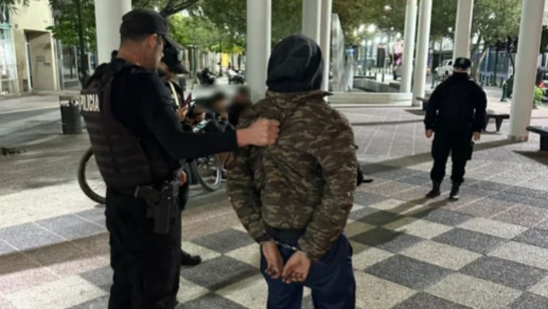 El joven de 18 años fue detenido por la policía de Chubut en la plaza en la que interceptó a dos mujeres que pasaban caminando. 