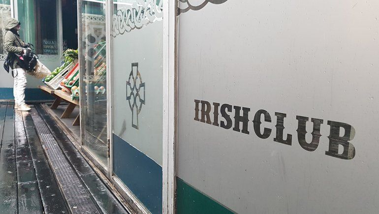 Lo estafó en la venta de una camioneta y lo atacó a cintazos